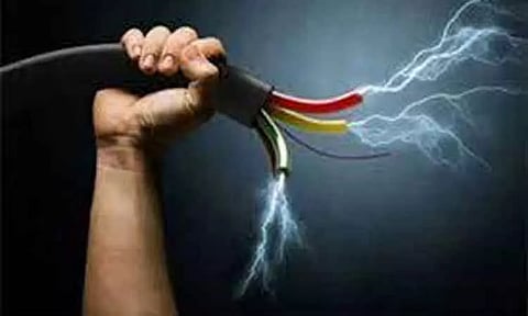 மின்சாரம் தாக்கி ஆட்டோ டிரைவர் பலி