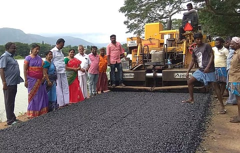 கூடலூரில் ரூ.50 லட்சத்தில் சாலை அமைக்கும் பணி