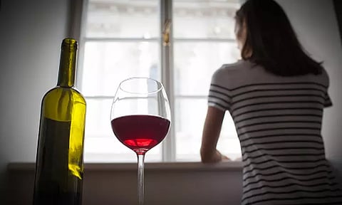 'ஹோம் டெலிவரி' ஆசையில் ஆன்லைனில் மதுபானம் ஆர்டர் செய்து ரூ. 2 லட்சம் இழந்த பெண் அதிகாரி