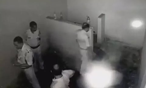 சப்- இன்ஸ்பெக்டர்கள் உள்பட 5 போலீசாரை சிறை லாக்கப்பில் அடைத்த மாவட்ட எஸ்.பி. - அதிர்ச்சி சம்பவம்