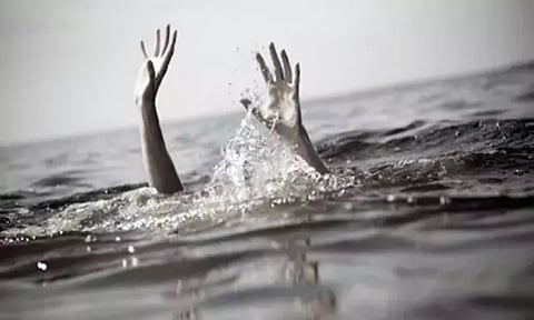 12 பயணிகளுடன் சென்ற படகு கவிழ்ந்து விபத்து - ஒருவர் மாயம்