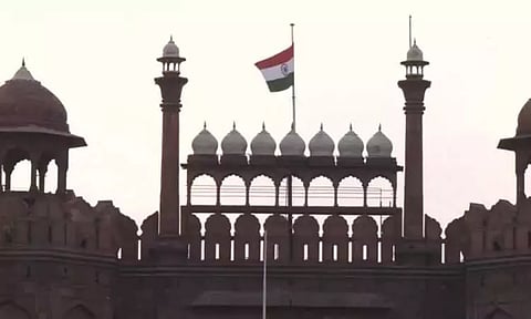 ராணி எலிசபெத் மறைவு: டெல்லி செங்கோட்டையில் அரைக்கம்பத்தில் பறக்கும் இந்திய தேசிய கொடி..!