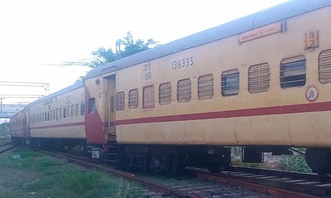 நெல்லையில் பாலருவி எக்ஸ்பிரஸ் ரெயில் தடம் புரண்டது - அதிகாரிகள் விசாரணை