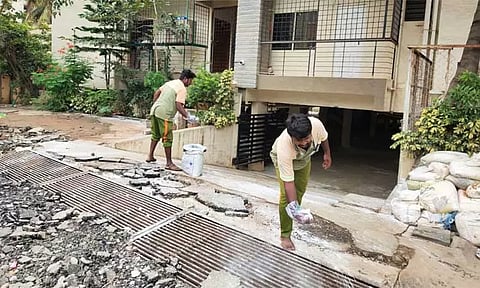 பெங்களூருவை புரட்டிப்போட்ட கனமழை: வடியாத வெள்ளத்தால் மக்கள் அவதி- நோய் பரவும் அபாயம்