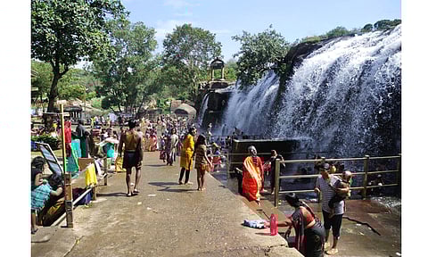 திற்பரப்பு அருவியில் சுற்றுலா பயணிகள் குவிந்தனர்