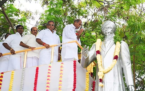 சிலைக்கு, ரங்கசாமி மாலை அணிவித்து மரியாதை