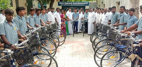 592 மாணவர்களுக்கு இலவச சைக்கிள்கள் துணை சபாநாயகர் வழங்கினார்