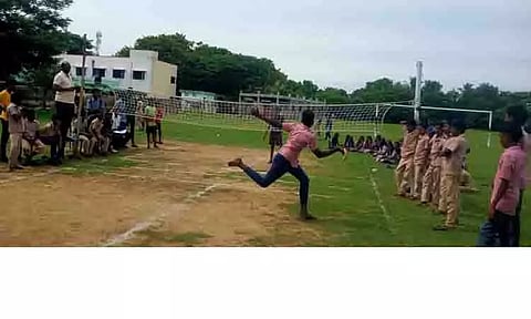 குறுவட்ட அளவில் பூப்பந்து போட்டி: மேலணிக்குழி அரசு மேல்நிலைப்பள்ளி முதலிடம்