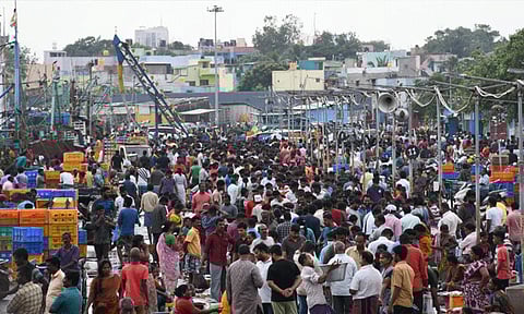 சென்னை காசிமேடு மீன்பிடி துறைமுகத்தில் மீன்வாங்க குவிந்த பொதுமக்கள்