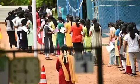 தமிழகத்தில் நீட் தேர்வு எழுதிய 12,000 அரசுப்பள்ளி மாணவர்களில் 4,447 பேர் மட்டுமே தேர்ச்சி..!