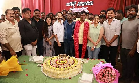 மாமன்னன் படக்குழுவினருடன் பிறந்தநாள் கொண்டாடிய நடிகர் வடிவேலு...!