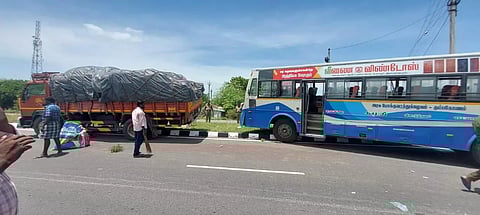 பஸ்-லாரி மோதல்; 4 பேர் படுகாயம்