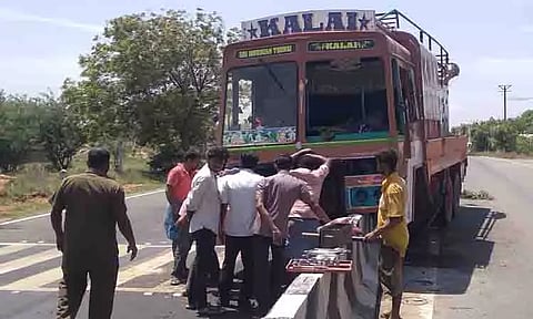 சாலை தடுப்புச்சுவரில் லாரி மோதி விபத்து