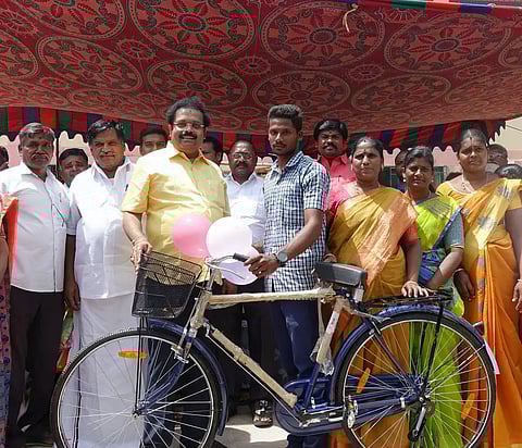 அரசினர் பள்ளி மாணவர்களுக்கு இலவச சைக்கிள்கள்கதிர்ஆனந்த் எம்.பி. வழங்கினார்