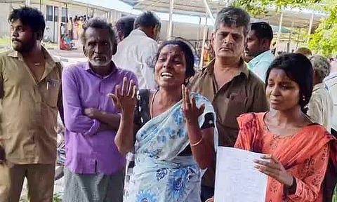 கணவரின் உடலை மீட்டு தரக்கோரி மனைவி-மகள் கண்ணீர் விட்டு கதறல்