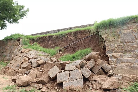வேலூர் கோட்டையில் சுற்றுச்சுவர் இடிந்து விழுந்தது