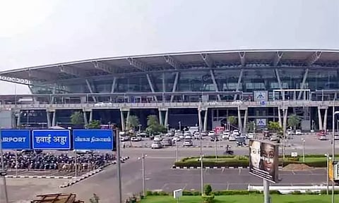 சென்னை விமான நிலையத்தில் அறிவிப்பு பலகையில் இந்தியில் மட்டும் ஔிபரப்பு - சமூக வலைதளத்தில் பயணி பதிவிட்டதால் பரபரப்பு