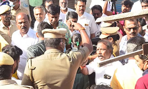 லஞ்ச ஒழிப்பு சோதனைக்கு எதிர்ப்பு 7 எம்.எல்.ஏ.க்கள் உட்பட 100-க்கும் மேற்பட்டோர் கைது