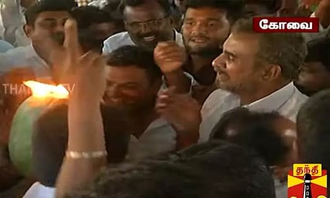 சோதனைக்கு பின் எஸ்.பி. வேலுமணிக்கு பூசணிக்காயில் திருஷ்டி சுற்றி போட்ட தொண்டர்கள்...!