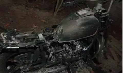 மோட்டார் சைக்கிள் தீ வைத்து எரிப்பு