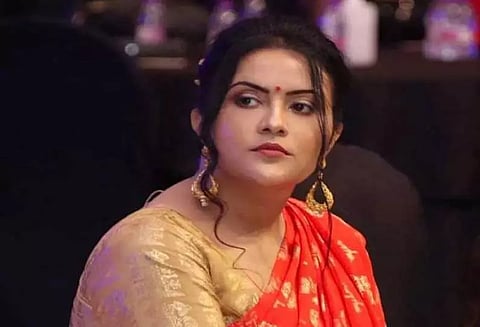 அம்ருதா பட்னாவிஸ் பற்றி முகநூலில் அவதூறு பதிவிட்ட பெண் கைது