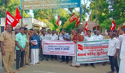 மின்வாரிய அலுவலகம் முன்பு தொழிற்சங்கத்தினர் ஆர்ப்பாட்டம்