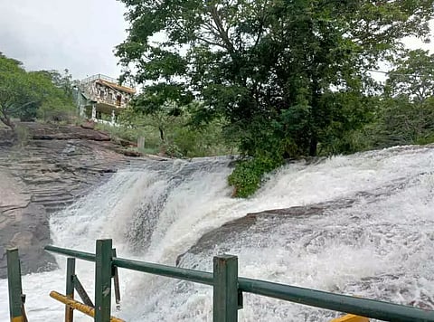 நீர்வரத்து சீரானதால் கும்பக்கரை அருவியில் குளிக்க அனுமதி அளிக்க வேண்டும்: சுற்றுலா பயணிகள் கோரிக்கை