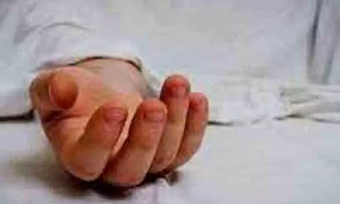 பாம்பு கடித்து வாலிபர் சாவு; இன்னொருவருக்கு தீவிர சிகிச்சை