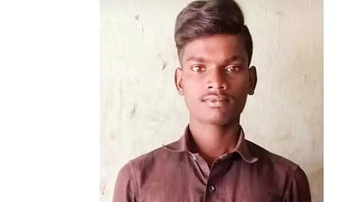 ரெயில் மோதி வாலிபர் பலி