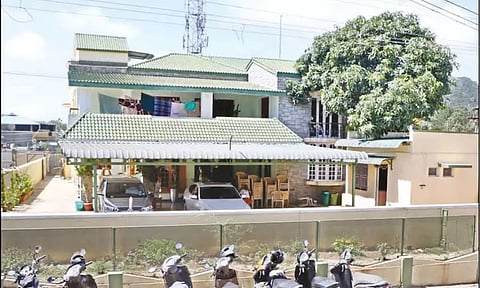 அ.தி.மு.க. முன்னாள் அமைச்சர்கள் வேலுமணி, விஜயபாஸ்கர் வீடுகள் உள்பட 44 இடங்களில் லஞ்ச ஒழிப்பு போலீஸ் சோதனை