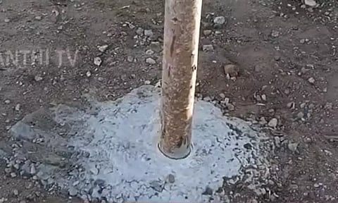 கரூர் பஸ் ஸ்டாண்டில் சவுக்கு குச்சிகளுக்கு கான்கிரீட் போட்ட ஒப்பந்ததாரர் - மக்கள் அதிர்ச்சி