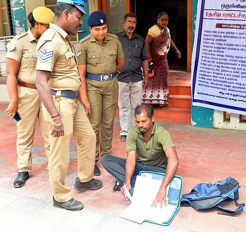 ரேஷன்கடை விற்பனையாளர் தேர்வில் வெற்றி பெற்றவாலிபர், வேலை கேட்டு கலெக்டர் அலுவலகத்தில் மீண்டும் போராட்டம்