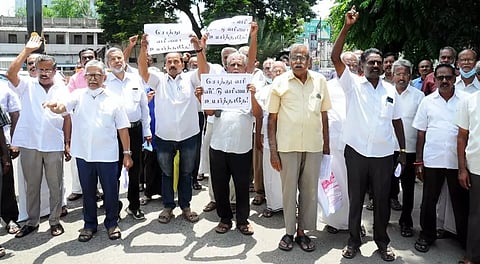 சொத்து வரி உயர்வை அரசு மறுபரிசீலனை செய்ய வேண்டும்- ஈரோடு மாநகராட்சி மேயரிடம் மனு