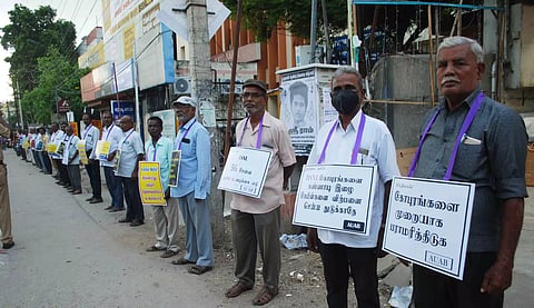 ஈரோட்டில் பி.எஸ்.என்.எல். ஊழியர்கள் மனித சங்கிலி போராட்டம்