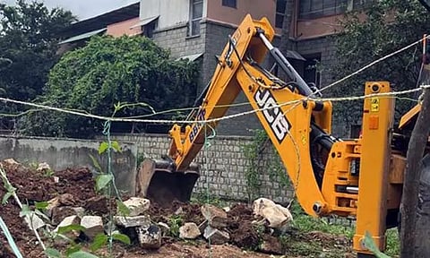 பெங்களூருவில் 3-வது நாளாக தொடருகிறது: ராஜகால்வாய் ஆக்கிரமிப்பு கட்டிடங்களை இடித்து அகற்றும் பணி
