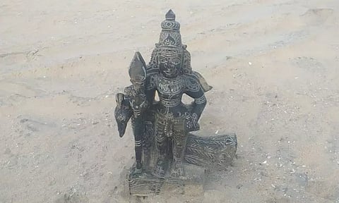வேதாரண்யம் கடற்கரையில் கரை ஒதுங்கிய 1½ அடி முருகன் சிலை