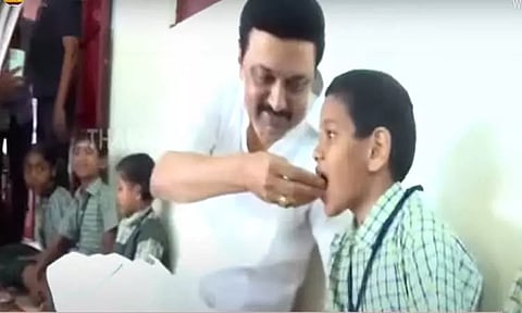 பள்ளி மாணவர்களுக்கு காலை சிற்றுண்டியை தன் கையால் பரிமாறி, பின் ஊட்டிவிட்ட முதல் அமைச்சர் மு.க.ஸ்டாலின்