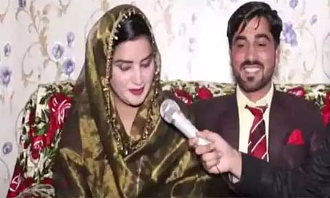 பாகிஸ்தானில் தூய்மை பணியாளரை திருமணம் செய்து கொண்ட பெண் மருத்துவர்