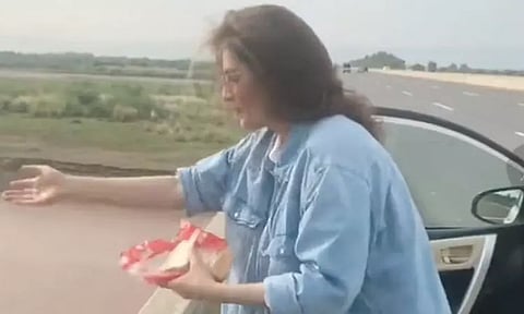 பிளாஸ்டிக் கழிவுகளை ஆற்றில் வீசிய பாகிஸ்தான் நடிகைக்கு பார்வையாளர்கள் கடும் கண்டனம்!