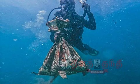 ராமநாதபுரம்: பவளபாறையில் தேங்கிய கழிவுகள் கடலோர காவல்படையினரால் அகற்றம்