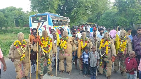 சாக்கு வேடமணிந்த பக்தர்கள் முளைப்பாரியுடன் ஊர்வலம்