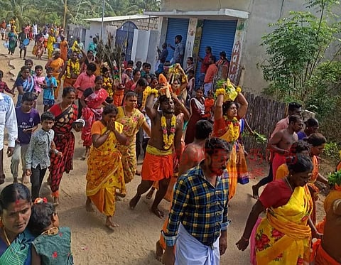 பக்தர்கள் பால்குடம் எடுத்து ஊர்வலம்