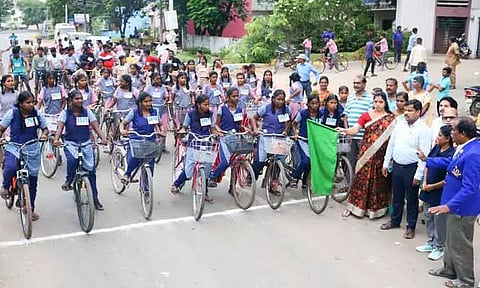 பள்ளி மாணவ, மாணவிகளுக்கு சைக்கிள் போட்டி