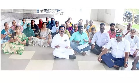 வீடுகளை காலி செய்ய எதிர்ப்பு: கலெக்டர் அலுவலகத்தில் பொதுமக்கள் தர்ணா