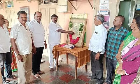 தி.மு.க., அ.தி.மு.க. சார்பில் அண்ணா பிறந்தநாள் விழா