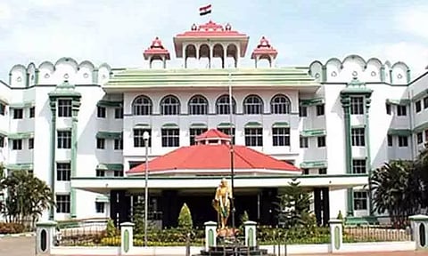 தமிழகத்தில் மணல் கொள்ளையை முற்றிலும் கட்டுப்படுத்த வேண்டும்