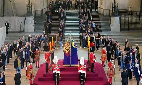 ராணி எலிசபெத் இறுதிச்சடங்கில் பங்கேற்க வெள்ளமென திரண்டு வரும் மக்கள்