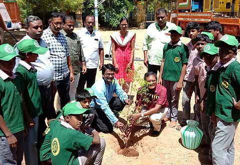 உலக ஓசோன் தினத்தையொட்டி மரக்கன்று நடும் விழா