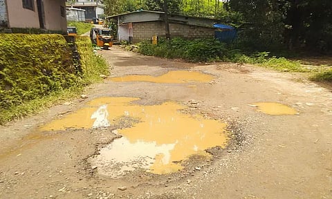 குண்டும், குழியுமான சாலை சீரமைக்கப்படுமா?