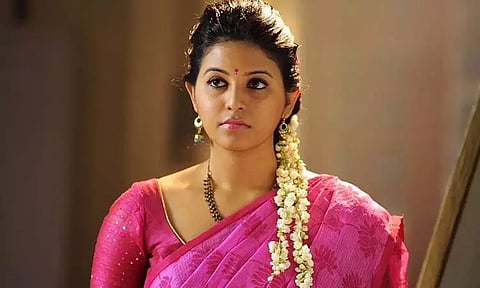 அஞ்சலி நடித்துள்ள 'ஃபால்' வெப் தொடரின் பர்ஸ்ட்லுக் போஸ்டர் வெளியானது